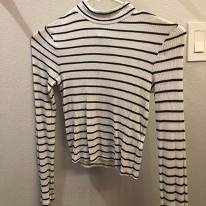 STRIPPED BLACK AND WHITE TURTLE NECK
